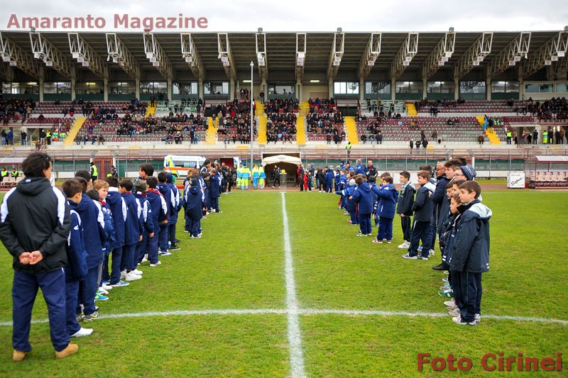 i bambini della scuola calcio prima di Arezzo-Bassano